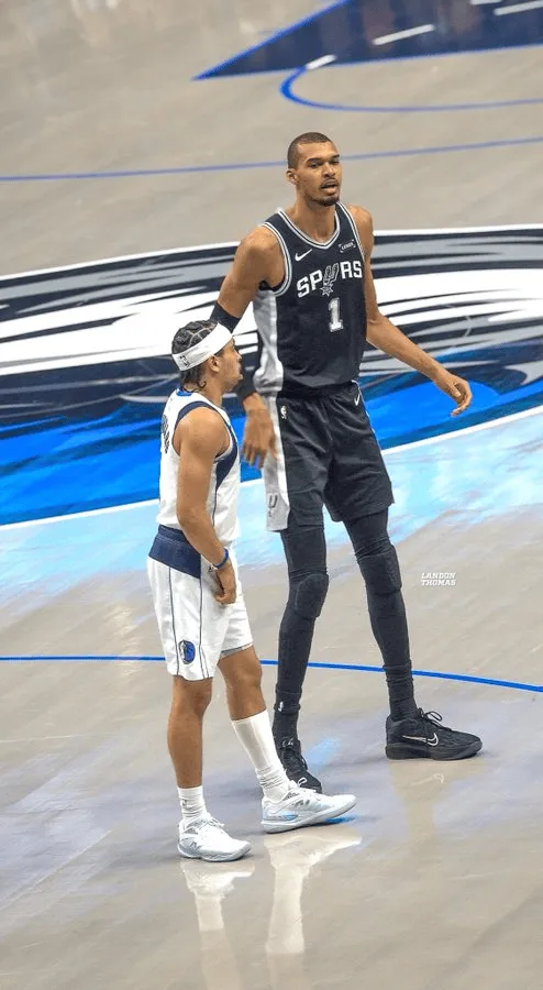 误入巨人国！Memes晒内姆布哈德和文班亚马的身高对比