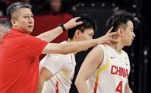 球王会体育-中国男篮感人一幕！郭士强跪在地上布置战术：他给男篮带去精气神