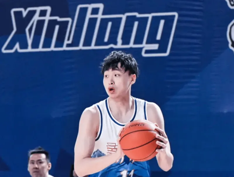 球王会官方-齐麟出战42分钟，投篮16中10、三分5中3得到25分7篮板2助攻